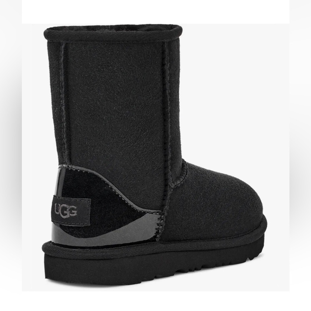 UGG SToddlers Classic lI
Water Resistant Shearling Lined
Boot -Black Sz 6 New